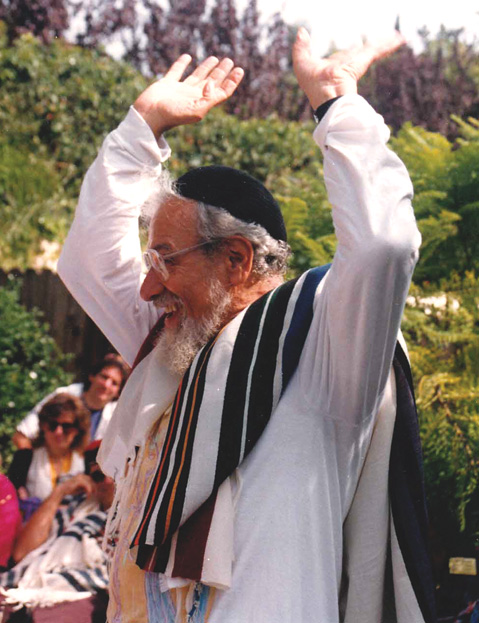 Rabbi Schachter-Shalomi at a High Holidays service, Los Angeles, late 1990s. (Courtesy of the Zalman M. Schachter-Shalomi Collection, The University of Colorado at Boulder, Archives.)