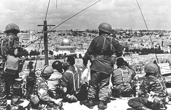 Soldiers overlook Jerusalem 1967