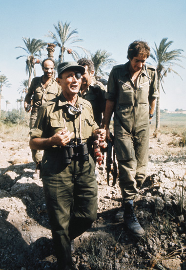 Moshe Dayan visiting the front in Egyptian territory, 1973. (Photo by Keystone-France/Gamma-Keystone/Getty Images.)