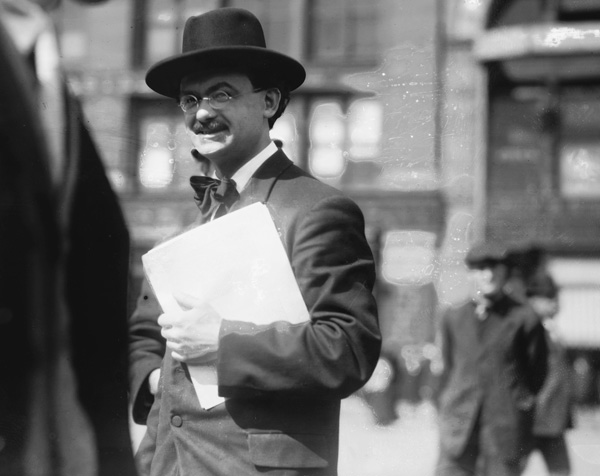 Socialist handing out pamphlets in Union Square, New York, ca. 1908. (Courtesy of the Library of Congress Prints and Photographs Division.)