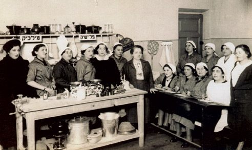Fania Lewando, center, teaching Jewish women about healthy diet and nutrition, Vilna, 1930s. (© 2015 by  Random House. Excerpted by permission of Schocken, a division of Random House LLC.) 