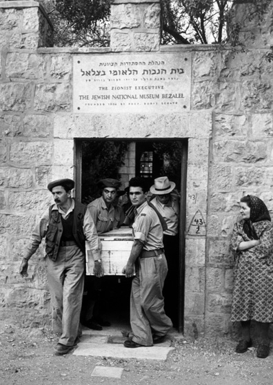 Haganah soldiers carry the coffin of Colonel David “Mickey” Marcus, Jerusalem, June 1948. (© Robert Capa,  © International Center of Photography/Magnum Photos.) 