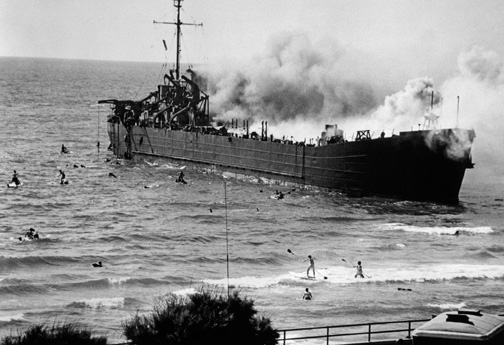 The Altalena burning, Tel Aviv, June 22, 1948. (© Robert Capa, © International Center of Photography/ Magnum Photos.) 
