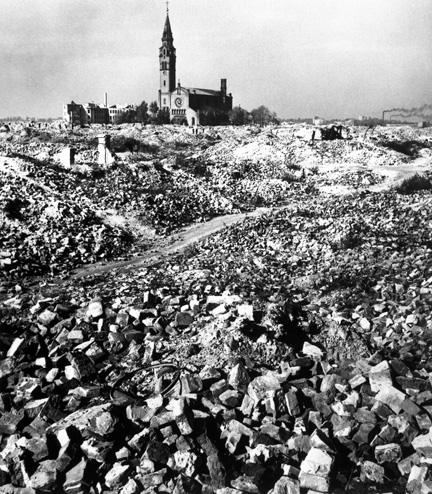 The ruins of the Warsaw Ghetto, October 1948. (© Robert Capa, © International Center of Photography/ Magnum Photos.) 
