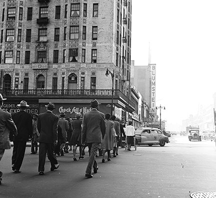 Pedestrian traffic near 125th Street, Harlem, 1948. The sign for Blumstein’s department store is visible in the distance. (Photo by Rae Russel/Getty Images.) 