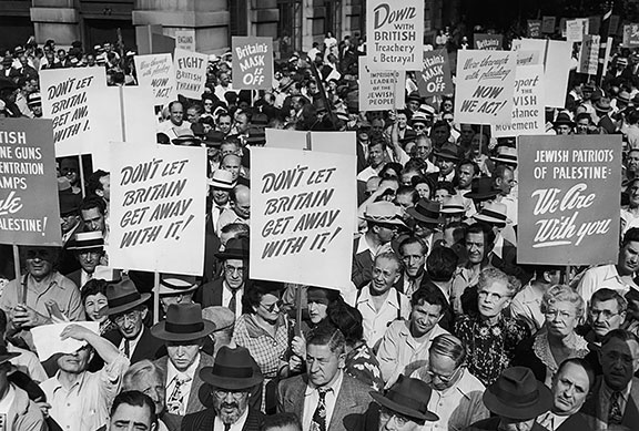 American Zionist Emergency Council protest, Madison Square Park, New York, denouncing British policy in Palestine, July 1946. (Photo by FPG/Hulton Archive/Getty Images.) 
