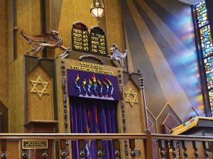 Winged lions above the aron kodesh in the Green Road Synagogue, Cleveland. (Photo by Kate Elinsky.) 
