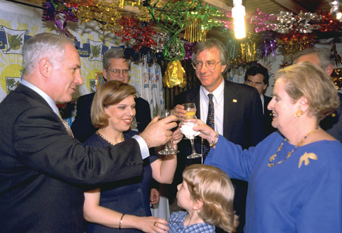 Dennis Ross and U.S. Secretary of State Madeleine Albright toast in the sukkah of Prime Minister Benjamin Netanyahu and his wife, Sarah, October 1998. (Photo by Amos Ben Gershom, courtesy of the Government Press Office, Israel.)