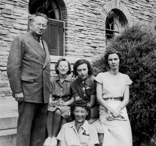Photograph of Hans Kohn and his students at Smith College.