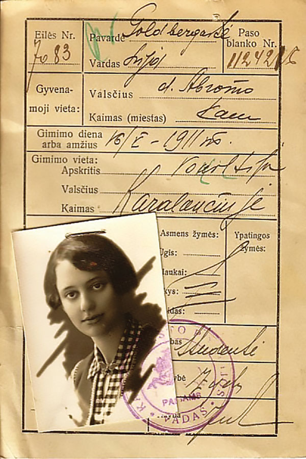 Lea Goldberg’s student identification card from 1929 with her photo attached.