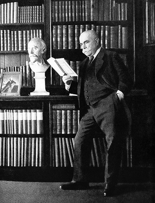 Paul Nathan in his library with the bust of Ludwig Bamberger, 1917.  (Photograph from Paul Nathan, Politik und Humanität, Ein Lebensbild, by Ernst Feder.)
